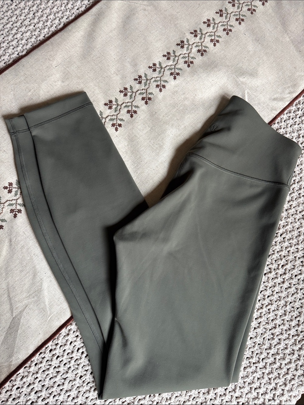 LULULEMON olive green leggings, Size 4. NWOT.